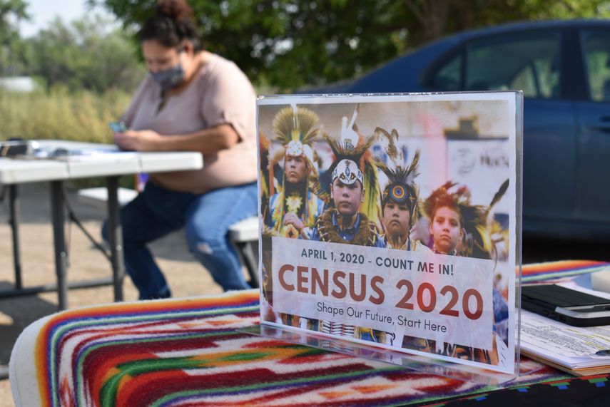 Fotografía de archivo del 26 de agosto de 2020 de un letrero que promueve la participación de los descendientes de las tribus que habitaban el suelo que ahora es Estados Unidos y parte de México y Canadá en el censo de Estados Unidos, junto a una voluntaria, Selena Rides Horse (al fondo), de la tribu Crow Indian en Lodge Grass, Montana.&nbsp;