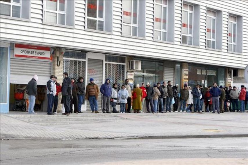 Larga cola de personas en búsqueda de un empleo. (EFE)
