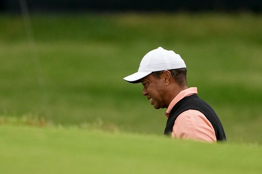 Tiger Woods hace una mueca en su camino al hoyo 18, durante la tercera ronda del Campeonato de la PGA, el sábado 21 de mayo de 2022, en Tulsa, Oklahoma. 