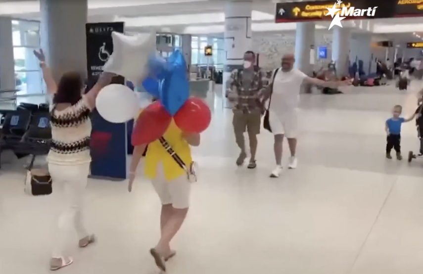 El periodista independiente Orelvys Cabrera llegó a Miami junto a su pareja, Yunior Pino, tras cuatro meses de travesía.