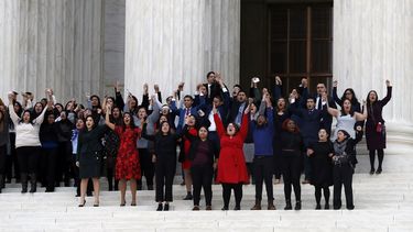 J&oacute;venes inmigrantes y activistas salen de la Corte Suprema en Washington DC el martes 12 de noviembre del 2019 tras escuchar argumentos a favor y en contra de un programa de alivio migratorio conocido como DACA.&nbsp;