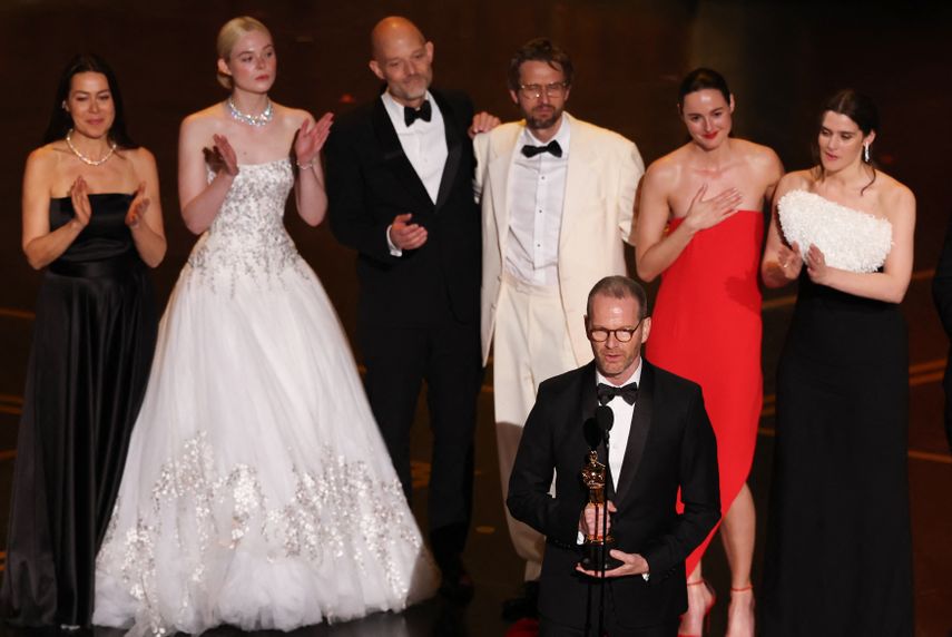 El director y guionista danés-noruego Joachim Trier recibe el premio a la Mejor Película Internacional por Sentimental Value junto a (de izquierda a derecha, en la parte de atrás) la productora noruega Maria Ekerhov, la actriz estadounidense Elle Fanning, el guionista noruego Eskil Vogt, el actor noruego Anders Danielsen Lie, la actriz noruega Renate Reinsve y la actriz noruega Inga Ibsdotter Lilleaas en el escenario durante la 98.ª edición de los Premios de la Academia en el Dolby Theatre de Hollywood, California, el 15 de marzo de 2026.