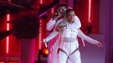 Anuel AA, a la izquierda, y Karol G cantan juntos en la ceremonia de los Premios Billboard de la Música Latina el jueves 25 de abril del 2019 en Las Vegas.&nbsp;