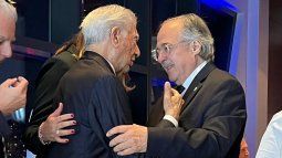 El premio nobel de literatura peruano Mario Vargas Llosa junto a Asdrúbal Aguiar, director del Grupo IDEA.&nbsp;&nbsp;