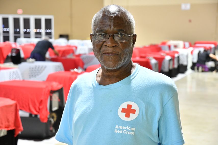 Rothrick Allen-Browr, miembro de la Cruz Roja Americana, será el coordinador de un nuevo refugio para residentes del condado Miami-Dade, con motivo del paso del huracán Irma.