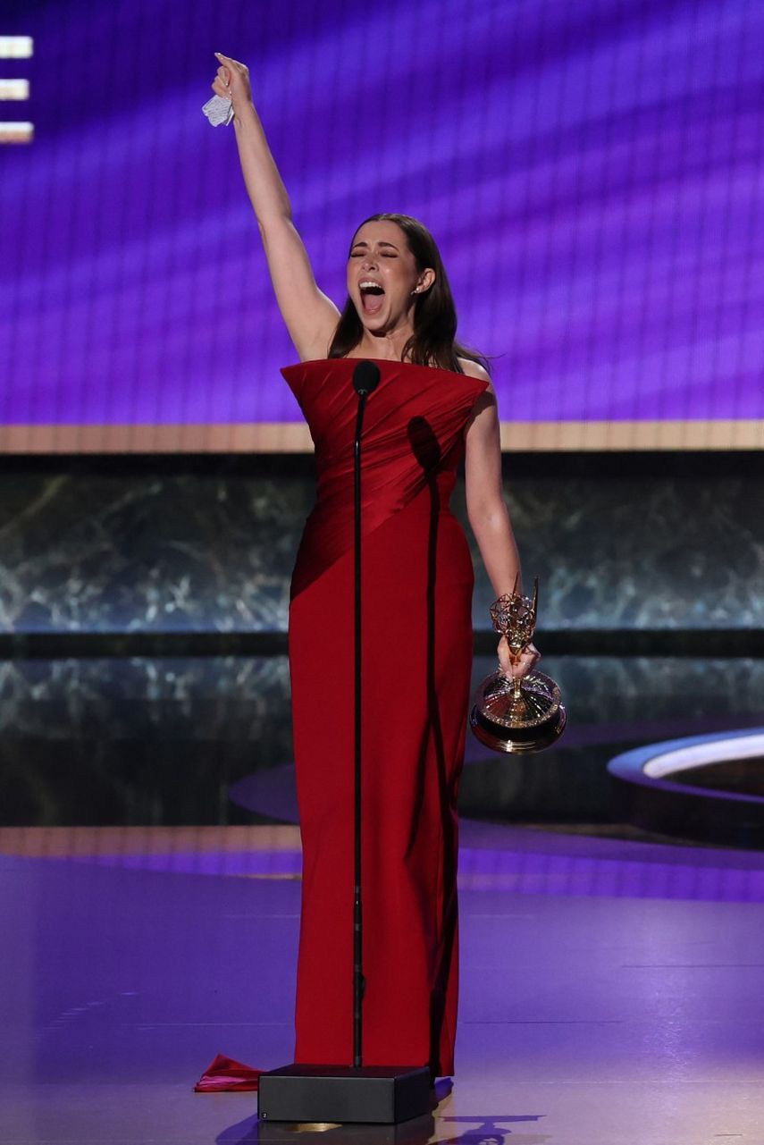 La actriz estadounidense Cristin Milioti acepta el premio a la Mejor Actriz Principal en una Miniserie o Antología o Película por El Pingüino durante la 77.ª edición de los Premios Emmy en el Peacock Theatre de LA Live en Los Ángeles el 14 de septiembre de 2025.
