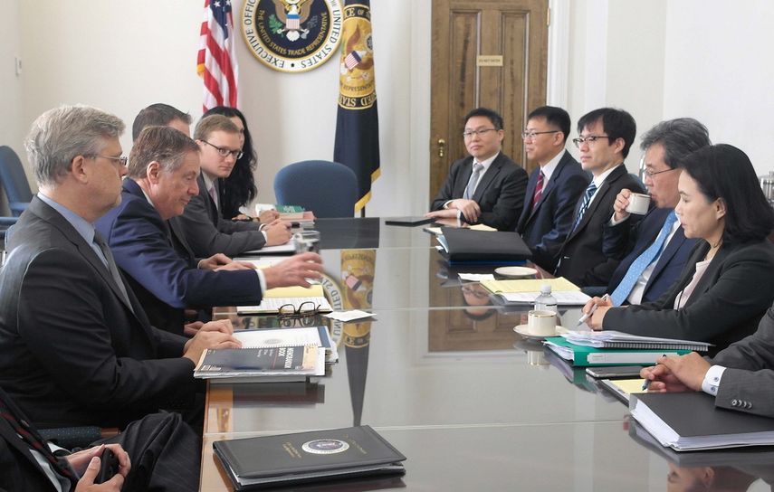 Negociadores comerciales de&nbsp;Corea&nbsp;del&nbsp;Sur y de los Estados Unidos hablan durante la segunda ronda de conversaciones sobre su acuerdo bilateral de libre comercio en el edificio del Representante Comercial de Estados Unidos, en Washington.&nbsp;