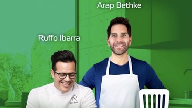Arap Bethke se pone el mandil y aboga por los inmigrantes.