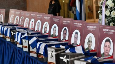 Las urnas con los restos de los 32 mercenarios cubanos que murieron durante la incursión estadounidense para capturar al depuesto dictador venezolano Nicolás Maduro.