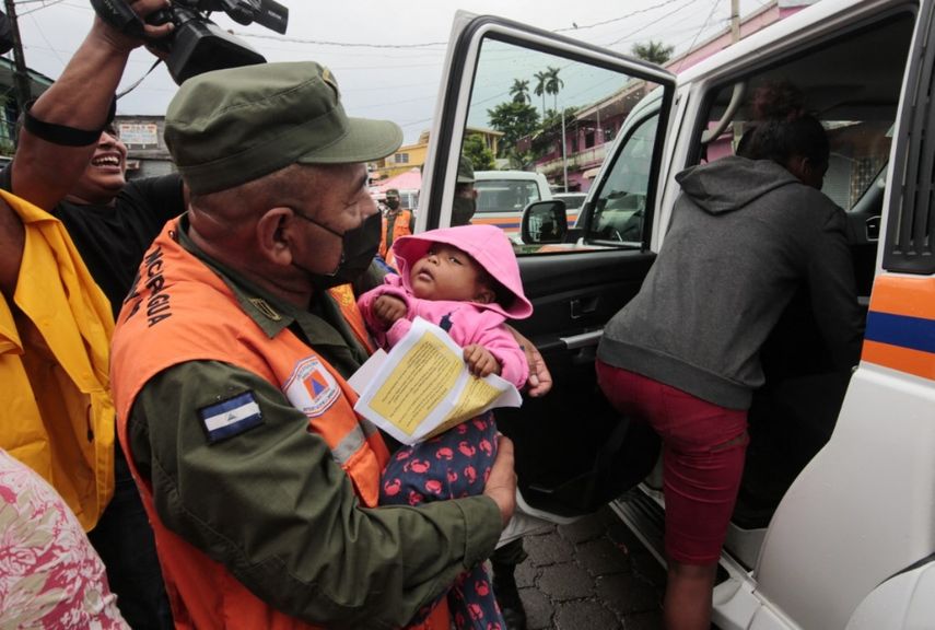 Miembros de la Defensa Civil ayudan a evacuar a los niños en el puerto de Blufields antes de la llegada de la tormenta tropical Bonnie al pueblo de Bluefields, Nicaragua, el 1 de julio de 2022
