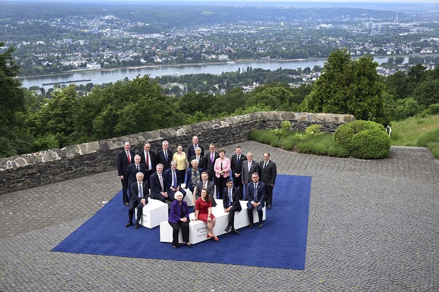 La secretaria del Tesoro de Estados Unidos, Janet Yellen (delante), y los participantes en la cumbre de ministros de Finanzas del Grupo de los Siete organizada por el ministro alemán, Christian Lindner, posan para una fotografía en Petersberg, cerca de Bonn, Alemania, el 19 de mayo de 2022.&nbsp;