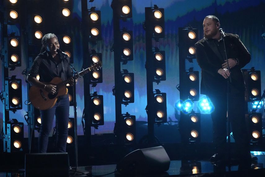 Tracy Chapman y Luke Combs interpretan Fast Car en la 66a entrega anual de los Premios Grammy el domingo 4 de febrero de 2024 en Los Ángeles.&nbsp;