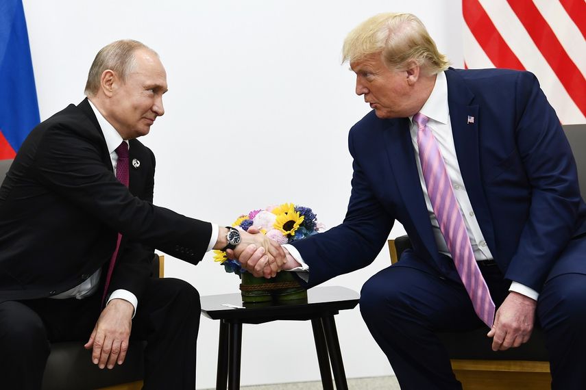 El presidente Donald Trump (der.) saluda a su hom&oacute;logo ruso, Vladimir Putin, durante una reuni&oacute;n del G20 en Osaka, Jap&oacute;n, el 28 de junio de 2019.
