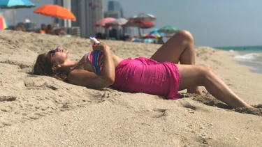 Miles de miamenses y turistas acuden a la playa para mitigar el calor.
