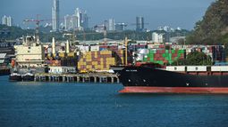 Un buque de carga espera en el puerto de Balboa antes de cruzar el Canal de Panamá en la Ciudad de Panamá el 4 de febrero de 2025.