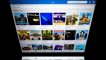 En esta foto de archivo tomada el 1 de febrero de 2019, esta imagen muestra el servicio de juegos en línea Roblox mostrado en la pantalla de una tableta en París. Los editores de música estadounidenses que representan a artistas como Ariana Grande, Imagine Dragons y The Rolling Stones han demandado al videojuego por derechos de autor.&nbsp;