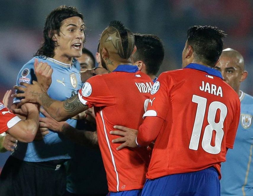 Cavani y Jara fueron protagonistas en la trifulca (EFE)