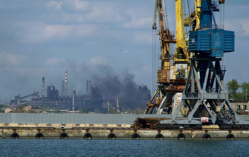 Humo sale de la planta siderúrgica Azovstal en la ciudad de Mariupol, en medio del ataque militar ruso.