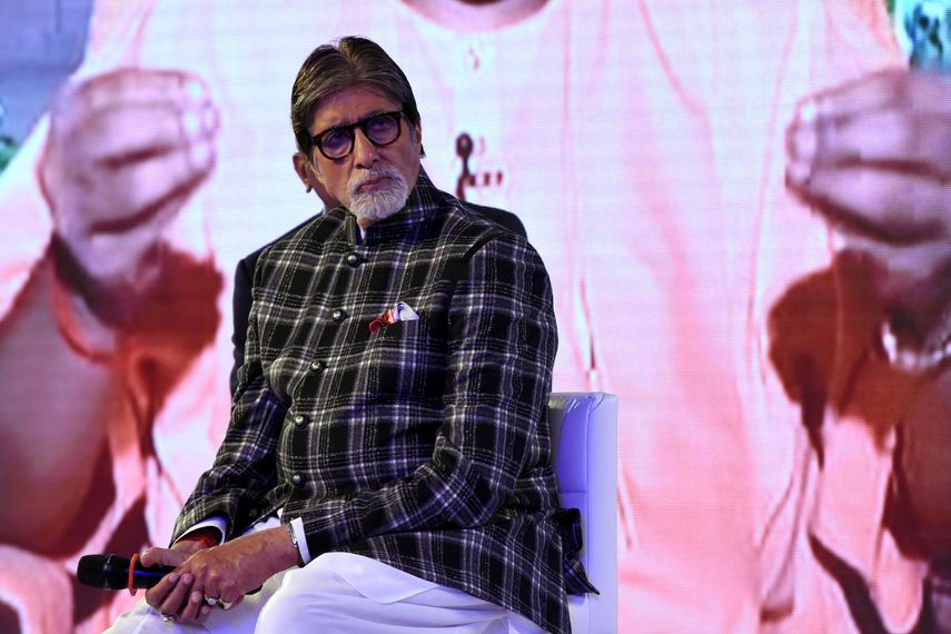 En esta foto de archivo tomada el 27 de agosto de 2019, el actor de Bollywood Amitabh Bachchan participa en un evento de lanzamiento para el esfuerzo de conservación del agua Mission Paani en Mumbai.