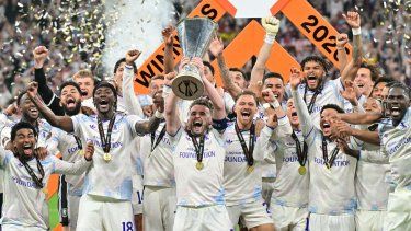 El centrocampista escocés del Aston Villa, John McGinn (número 07), y sus compañeros celebran con el trofeo tras ganar la final de la UEFA Europa League entre el SC Freiburg y el Aston Villa en el Besiktas Park de Estambul el 20 de mayo de 2026.&nbsp;
