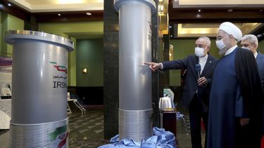 El presidente de Irán Ebrahim Raisi recibe información en una planta nuclear.