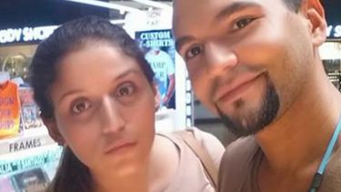 Imagen tomada de Telemundo 51 en la que aparece Luis Palacios (der.), quien ha sido acusado de asesinato en segundo grado de su esposa, la joven venezolana Wendy Bandera (der.).