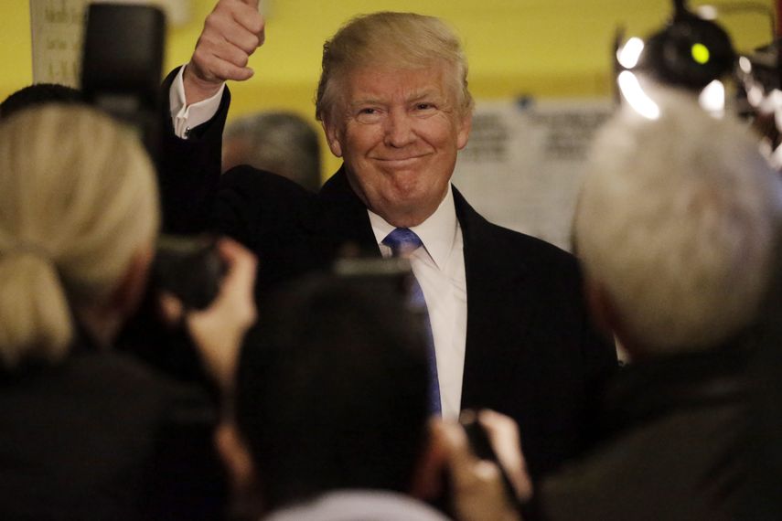 &nbsp;El candidato republicano, Donald&nbsp;Trump, saluda a sus seguidores a su llegada a un centro electoral de la ciudad de Nueva York