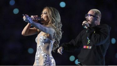 Jennifer Lopez, izquierda, y J Balvin durante su presentación en el espectáculo de medio tiempo del Super Bowl 54 de la NFL el domingo dos de febrero de 2020 en Miami Gardens, Florida. 