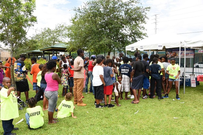 Niños del Pequeño Haití recibiendo útiles escolares. (GISELLE SANTALUCCI)