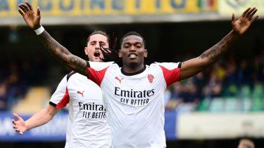 El centrocampista francés del AC Milan, Adrien Rabiot, celebra luego de anotar el único gol de su equipo en un partido de la Serie A, el 19 de abril de 2026.