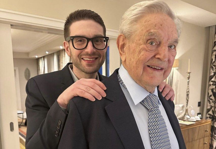 Una captura de pantalla a un tuit de Travis_in_Flint en Twitter, donde se muestra una foto de George Soros y su hijo Alex Soros.&nbsp;