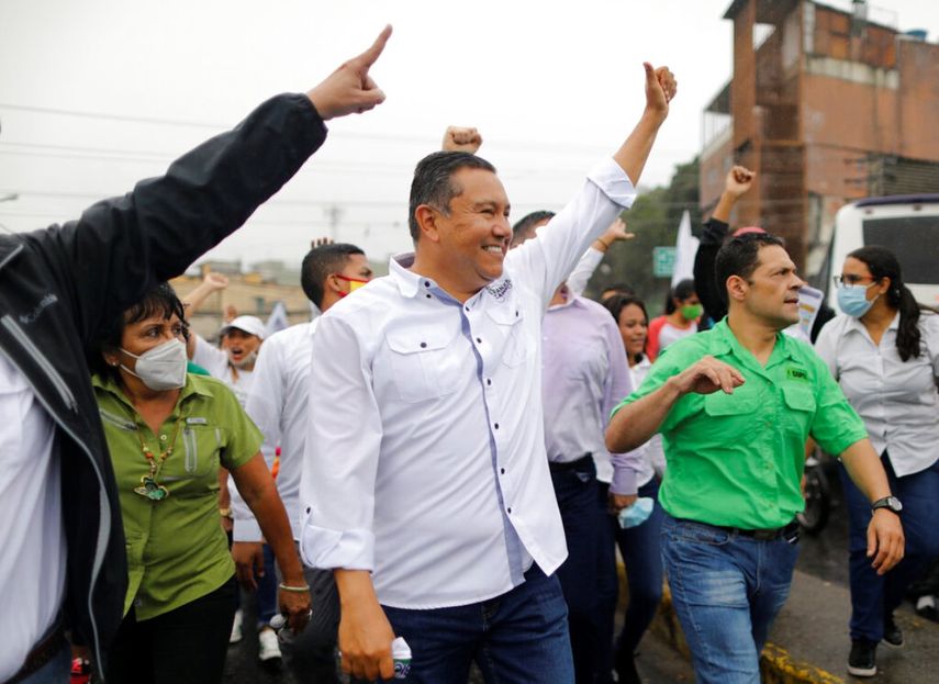 Javier Bertucci, candidato a las elecciones parlamentarias convocadas por el régimen de Nicolás Maduro, saluda a los residente de una barriada popular de Caracas.