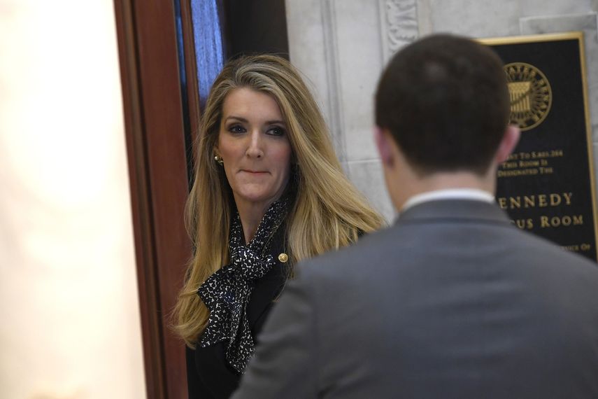 La senadora republicana Kelly Loeffler arriba a un almuerzo de trabajo de legisladores de su partido en el Capitolio, Washington, 20 de marzo de 2020.&nbsp;