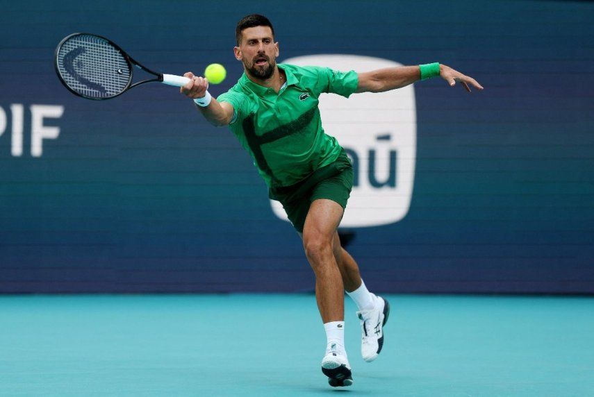 Novak Djokovic de Serbia devuelve un tiro contra Camilo Ugo Carabelli de Argentina durante el sexto día del Abierto de Miami en el Hard Rock Stadium el 23 de marzo de 2025 en Miami Gardens, Florida.