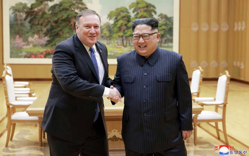 El secretario de Estado de EEUU, Mike Pompeo, saluda al líder norcoreano, Kim Jong-un durante un encuentro celebrado en Pyongyang.