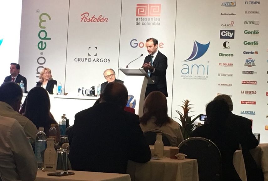 El expresidente boliviano Jorge Tuto Quiroga habla durante la reunión de medio año de la SIP en Medellín, Colombia.