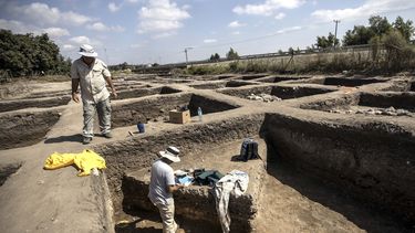 Arqueólogos trabajan en una ciudad de 5.000 años de antigüedad en el norte de Israel, que la Autoridad de Antigüedades del país informó el domingo 6 de octubre de 2019, que fue descubierta durante los preparativos para un proyecto de una carretera nueva. 
