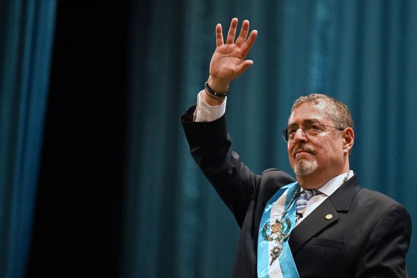 El nuevo presidente de Guatemala, Bernardo Arévalo, saluda después de tomar juramento durante su ceremonia de toma de posesión en el Centro Cultural Miguel Ángel Asturias en la Ciudad de Guatemala, la madrugada del 15 de enero de 2024.