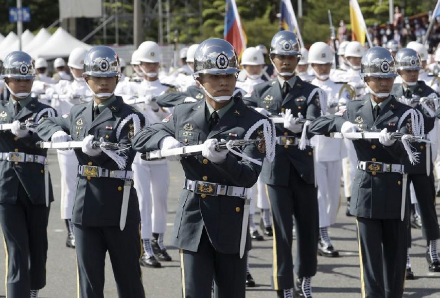 La guardia de honor militar de Taiwán actúa durante las celebraciones del Día Nacional frente al edificio presidencial en Taipei, Taiwán, el domingo 10 de octubre de 2021. El martes 9 de noviembre de 2021, el Ministerio de Defensa de Taiwán dijo que China está tratando de tomar el control del isla al desgastar sus capacidades militares e influir en la opinión pública, al tiempo que evita un conflicto militar total que probablemente podría atraer a los Estados Unidos.