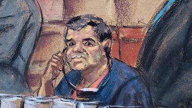 Reproducción fotográfica de un dibujo realizado por la artista Jane Rosenberg donde aparece el narcotraficante mexicano Joaquín El&nbsp;Chapo Guzmán durante su comparecencia ante un juez de la corte del distrito sur en Brooklyn, Nueva York.&nbsp;