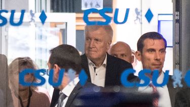 El ministro del Interior Horst Seehofer (al centro).