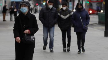 Peatones llevan máscaras al caminar por Oxford Street en Londres el sábado, 26 de diciembre del 2020. Millones de personas en Gran Bretaña enfrentaban el sábado severas nuevas restricciones por el coronavirus, con Escocia e Irlanda del Norte demandando medidas más estrictas para tratar de frenar una nueva variante del virus que se piensa es más contagiosa.&nbsp;