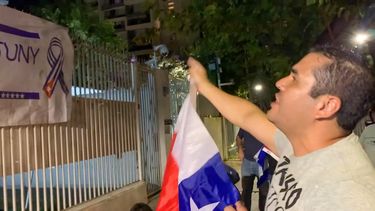 Chilenos anticomunistas protestaron frente a la sede diplom&aacute;tica del r&eacute;gimen cubano en Santiago de Chile.