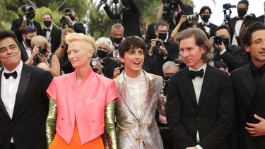 Benicio Del Toro, de izquierda a derecha, Tilda Swinton, Timothee Chalamet, el director Wes Anderson, y Adrien Brody posan a su llegada a la premiere de la película “The French Dispatch” en la 74a edición del Festival de Cine de Cannes, en Francia el 12 de julio de 2021.&nbsp;