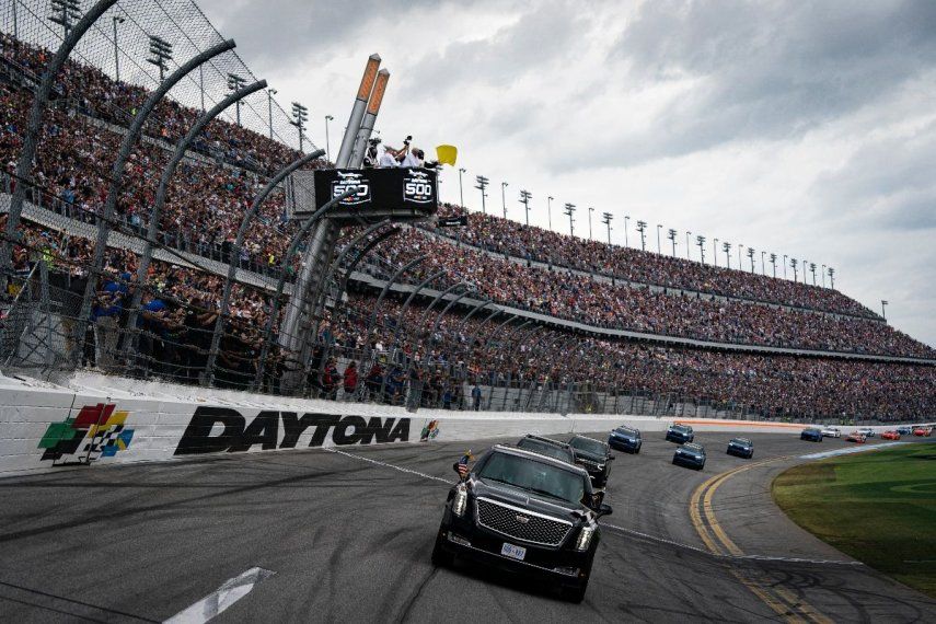 El presidente de Estados Unidos, Donald Trump, viaja en la limusina presidencial durante una vuelta de control antes del inicio de la carrera Daytona 500 Nascar en el Daytona International Speedway en Daytona Beach, Florida, el 16 de febrero de 2025.&nbsp;