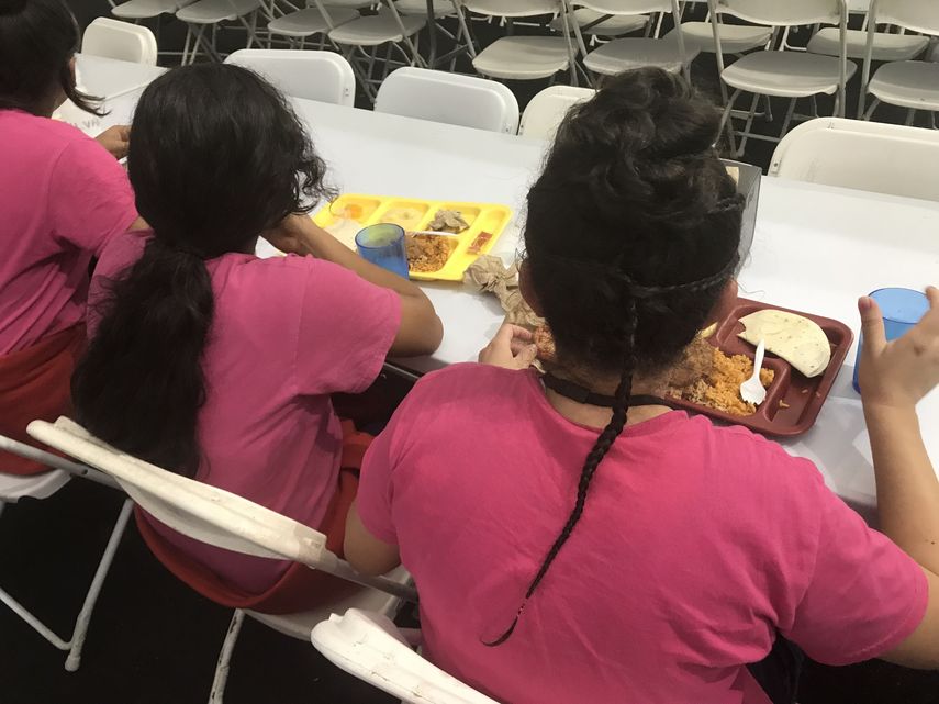 Fotografía fechada el 20 de junio de 2018, cedida por el Departamento de Salud y Servicios Sociales (HHS), que muestra a varios niños inmigrantes en el comedor del Refugio Temporal de Homestead para niños inmigrantes no acompañados, en&nbsp;Florida.&nbsp;