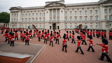 Los miembros de la Guardia de Granaderos de la Compañía Nijmegen y el primer Batallón de la Guardia de Coldstream participan en el Cambio de Guardia en el Palacio de Buckingham, que se lleva a cabo por primera vez desde el inicio de la pandemia del coronavirus en Londres el 23 de agosto de 2021.