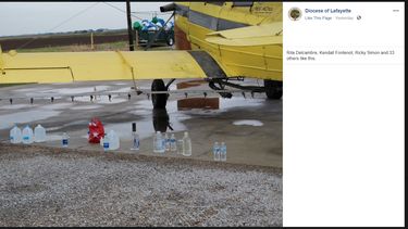 Los feligreses de Cow Island&nbsp;cargaron 100 galones (380 litros) de agua bendita en los aviones.