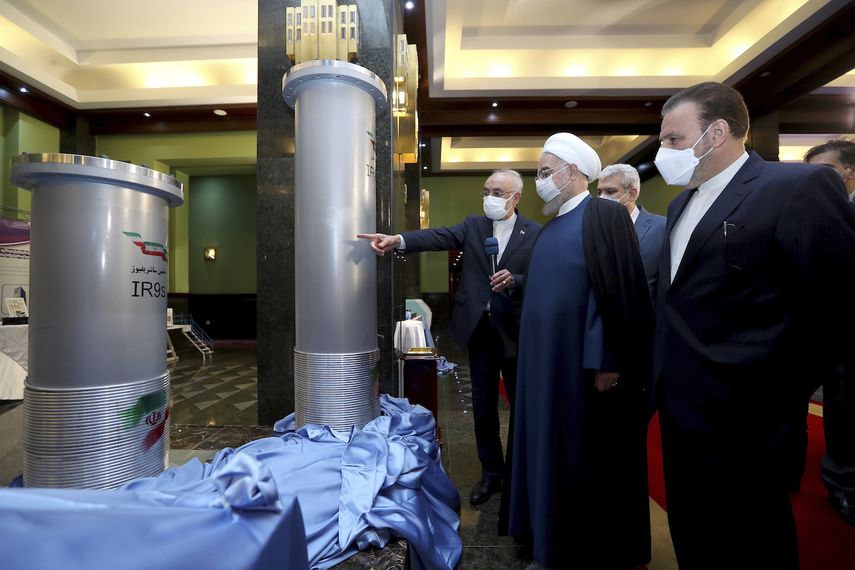 Foto de la presidencia de Irán en la que aparece el presidente Hassan Rouhani (segundo desde la derecha) escuchando al jefe de la Agencia de Energía Atómica de Irán Alí Akbar Salehi durante una visita a una exhibición de los nuevos logros nucleares de país en Teherán.&nbsp;