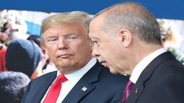 El presidente Donald Trump mira a su hom dólogo turco&nbsp;Recep Tayyip&nbsp;Erdogan durante la cumbre de la OTAN que se celebró el 11 de julio en Bruselas.